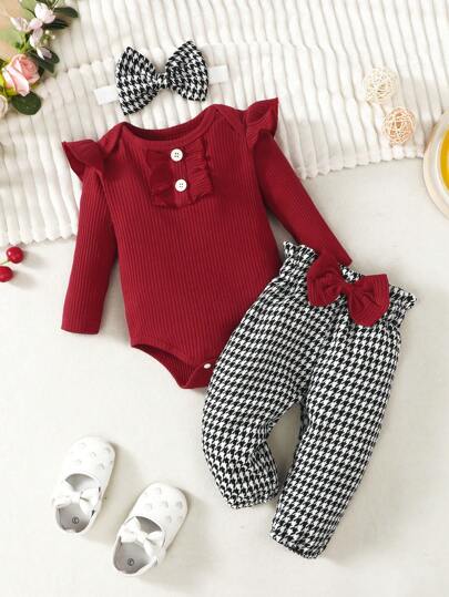 女婴荷叶边装饰连体衣和千鸟格印花蝴蝶结前裤和头带，适合圣诞节