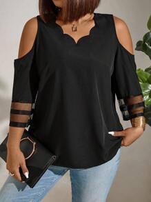 Blusa taglie forti con scollo a V, spalle scoperte e bordo ondulato