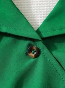 SHEIN Kleine Mädchen modisches Kleid mit Hemdkragen und grünem Knopf-Design, gepaart mit plissiertem Saum und Nackenträger, geeignet für den Sommer
