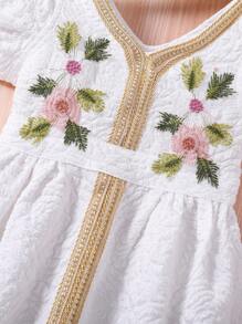 SHEIN Cô Gái Trẻ Dán in hoa Băng tương phản Ống tay áo Đầm Với Trang trí Dây đeo , Mùa xuân/Mùa hè - trắng - Xem 7