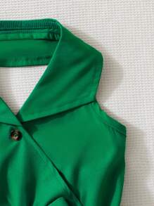 SHEIN Kleine Mädchen modisches Kleid mit Hemdkragen und grünem Knopf-Design, gepaart mit plissiertem Saum und Nackenträger, geeignet für den Sommer