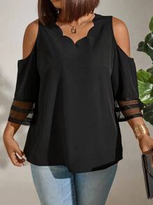 Blusa taglie forti con scollo a V, spalle scoperte e bordo ondulato