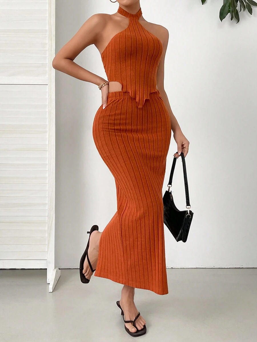 SHEIN Essnce Bộ đồ hai mảnh đi nghỉ mát mùa hè, áo thun co giãn cao màu cam, cổ yếm, viền bất đối xứng và chân váy len dệt kim màu trơn - trái cam - Xem 1