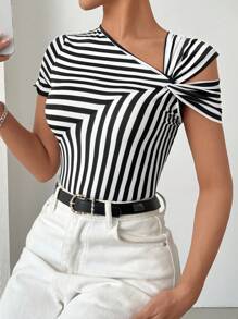 SHEIN Essnce 黑白條紋不對稱肩帶設計露肩扭結針織連身衣,彈性舒適適合度假 - 黑與白 - 查看 2