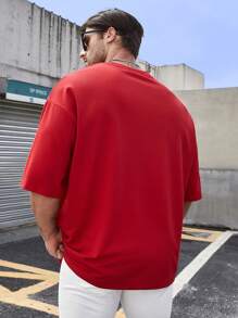 Manfinity Roughcore Nam Kích thước lớn Vòng cổ màu trơn Áo thun Với In thư - Màu Đỏ Sâu - Xem 2