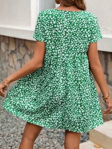 SHEIN Frenchy 小碎花紋v領綁腰裙,夏季休閒連衣裙,花朵綠色裙子 - 綠色 - 查看 4