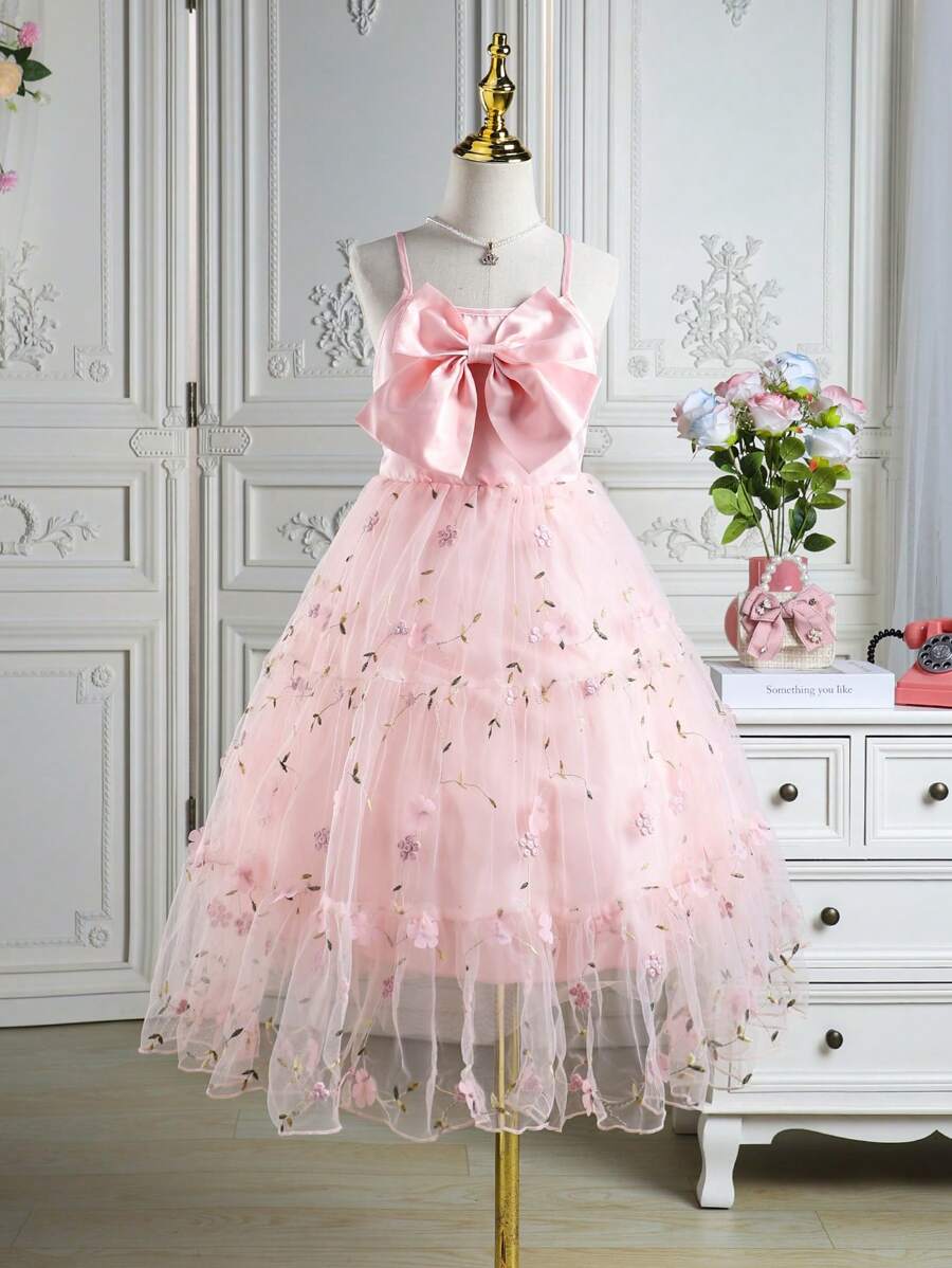SHEIN Glamorique Kids Vestido de festa para meninas pré-adolescentes com laço luxuoso e sobreposição de malha com flor 3D, vestido de dama de honra, vestido de palco de concurso, vestido de festa de aniversário - Rosa chiclete - Visão 1