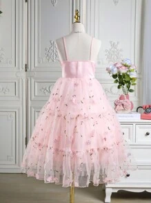 SHEIN Glamorique Kids Vestido de festa para meninas pré-adolescentes com laço luxuoso e sobreposição de malha com flor 3D, vestido de dama de honra, vestido de palco de concurso, vestido de festa de aniversário - Rosa chiclete - Visão 2