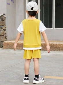 SHEIN 年轻男孩拼色字母印花翻盖口袋前短袖 T 恤和短裤简约街头服饰 2 件套夏季