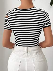 SHEIN Essnce 黑白條紋不對稱肩帶設計露肩扭結針織連身衣,彈性舒適適合度假 - 黑與白 - 查看 5