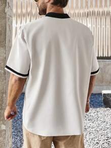 Manfinity Homme Herren Große Größen Baseball Shirt mit japanischem Muster, bequemes knopfloses Kurzarm Hemd mit Buchstaben und Farbblock - Verschiedenfarbig - Übersicht 2