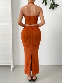 SHEIN Essnce Bộ đồ hai mảnh đi nghỉ mát mùa hè, áo thun co giãn cao màu cam, cổ yếm, viền bất đối xứng và chân váy len dệt kim màu trơn - trái cam - Xem 2