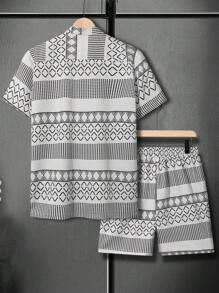 Manfinity RSRT 男士幾何印花拼色短袖t恤和短褲套裝,有刻痕的領口