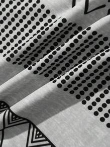 Manfinity RSRT 男士幾何印花拼色短袖t恤和短褲套裝,有刻痕的領口