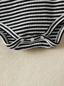 SHEIN 5入組可愛嬰兒男童家居服套裝,包括長袖、長褲、披風開領吊帶裝和帽子 - 彩色 - 查看 7