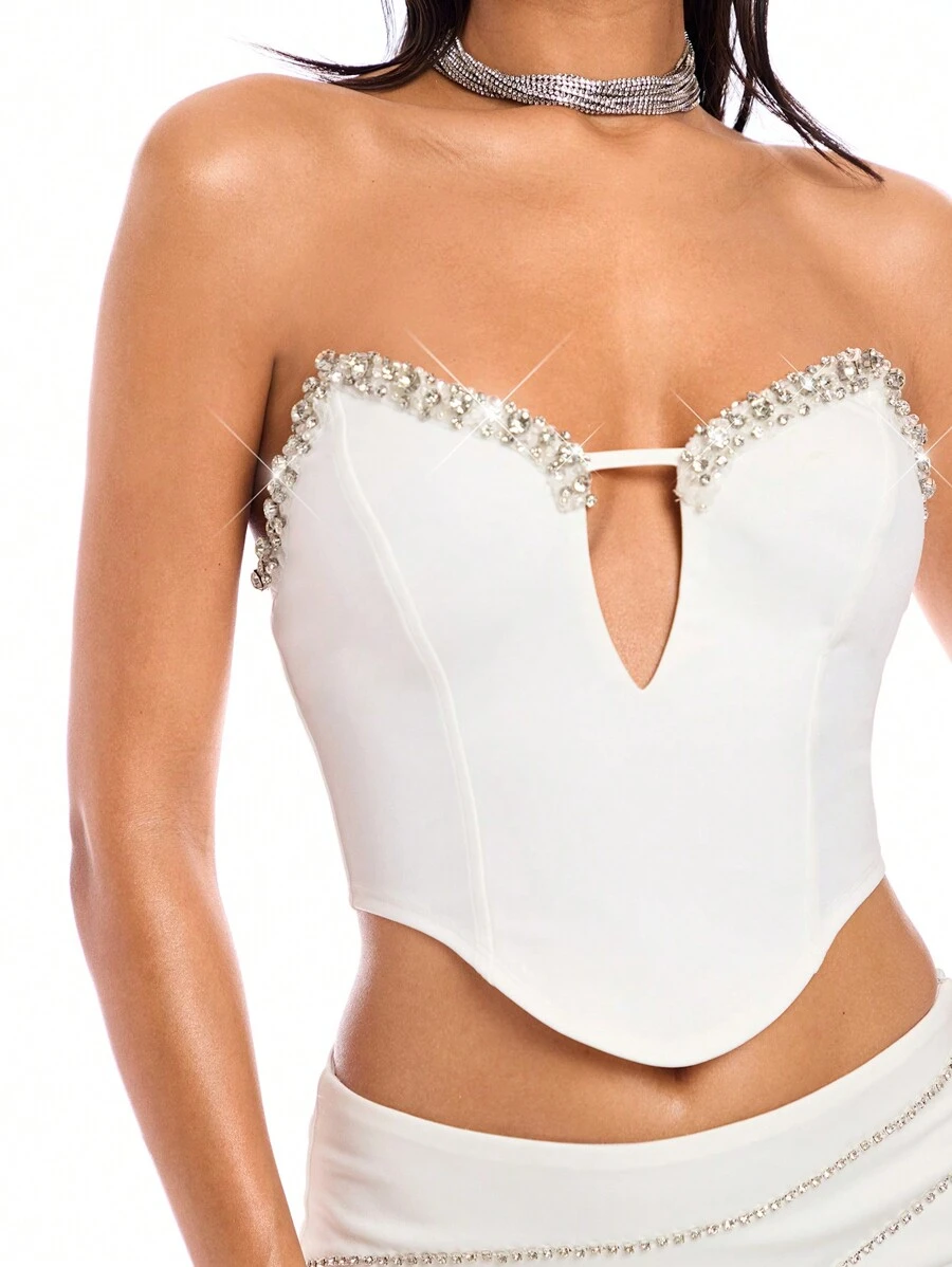 SHEIN BAE Top tubo corto y sexy para mujeres con detalle exquisito de diamantes de imitación y huecos - Blanco - Ver 1