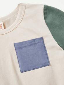 Cozy Pixies Conjunto de 2 piezas para bebé niño con blusa de cuello redondo de bloques de color y manga corta, y pantalones cortos lisos - Azul - Ver 4