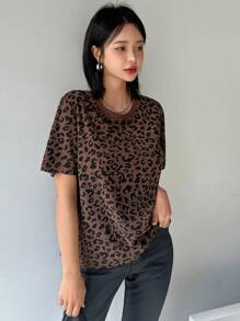 DAZY Camiseta de manga corta de corte holgado con cuello redondo y estampado de leopardo, ropa de otoño - Multicolor - Ver 5