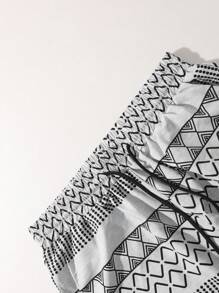 Manfinity RSRT 男士幾何印花拼色短袖t恤和短褲套裝,有刻痕的領口