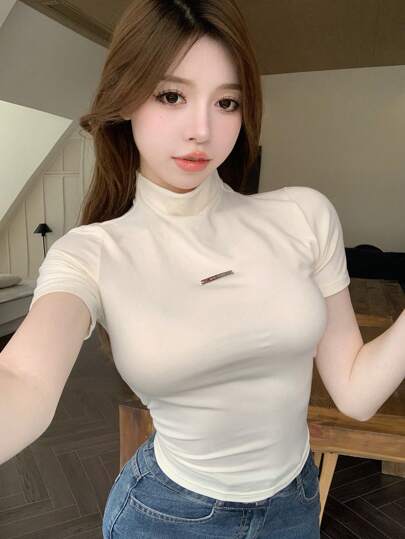 DAZY 女式實色立領修身時尚短袖t卹,繡有品牌標誌