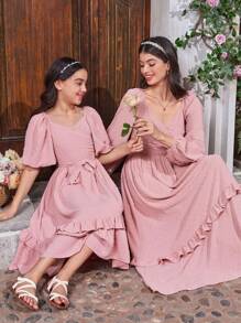 SHEIN Sukienka dla dziewczynki Tween ze skrzyżowanym dekoltem, bufiastymi rękawami, zakładkami na plecach i marszczonym dołem Pasująca do strojów mama i ja (2 sztuki sprzedawane osobno) - Różowy - Zobacz 4