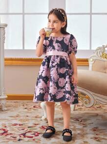 SHEIN Elegantes Blumenkleid Mit Puffärmeln Und Gürtel Für Junge Mädchen Im Noblen Stil Einer Adligen Mit Hut, Passend Für Festivals, Partys Und Straßenausflüge Im Sommer