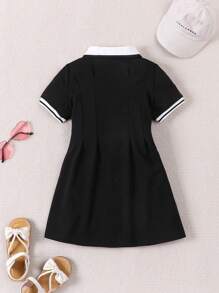 Vestido De Niña Joven Con Bloques De Color Y Pliegues