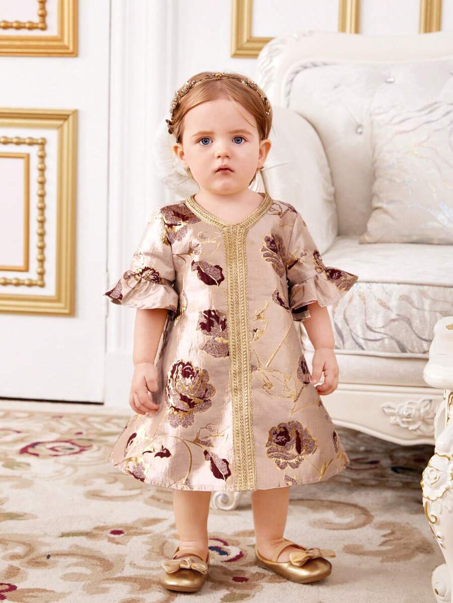 SHEIN Leap Crew Vestido De Niña De Bebé Con Un Hermoso Patrón De Flores Doradas, Con Manga Abullonada Y Dobladillo Con Volantes - Dorado - Ver 1