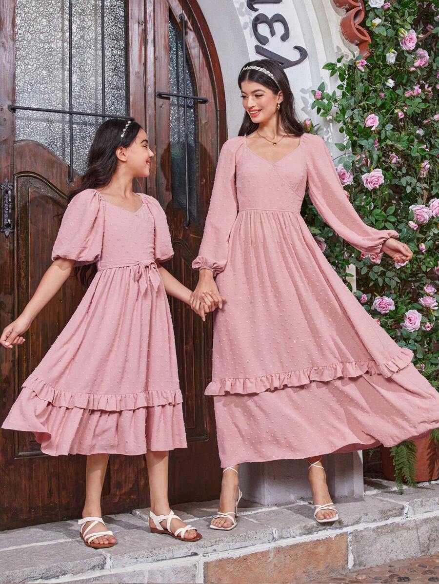 SHEIN Sukienka dla dziewczynki Tween ze skrzyżowanym dekoltem, bufiastymi rękawami, zakładkami na plecach i marszczonym dołem Pasująca do strojów mama i ja (2 sztuki sprzedawane osobno) - Różowy - Zobacz 1