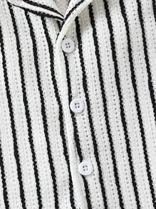 SHEIN 年輕男孩條紋休閒短袖衫，開衩面料，經典時尚，夏季、戶外活動和各種場合均適用，舒適耐穿 - 彩色 - 查看 3