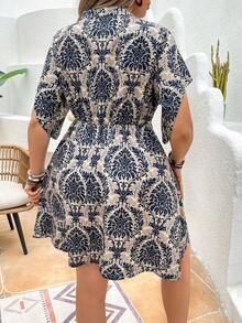 SHEIN Holidaya 休閒復古風格印花分叉v領大碼連衣裙 - 藏蓝色 - 查看 2