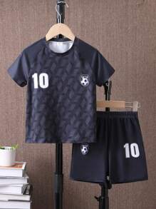 SHEIN Conjunto De Camisa Com Mangas Raglan Listrada Com Estampa De Futebol E Shorts Para Menino Jovem