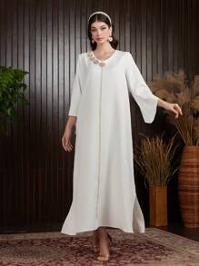 Al Najma 女士阿拉伯風格金色絲帶拼接長袖擴襬連衣裙 - 白色 - 查看 3