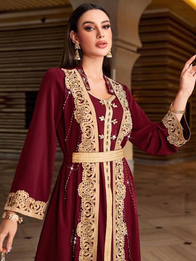 Layrah Abito Kaftan lungo a maniche lunghe 2 in 1 color bordeaux, con blocchi di colore e applicazioni ricamate, modesto