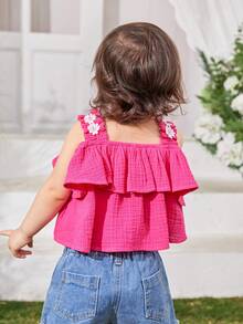 SHEIN Top corto informal y de estilo vacacional para niña con estampado de flores, acabado de volantes y tirantes anchos - Rosa Fucsia - Ver 2