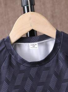 SHEIN Conjunto De Camisa Com Mangas Raglan Listrada Com Estampa De Futebol E Shorts Para Menino Jovem