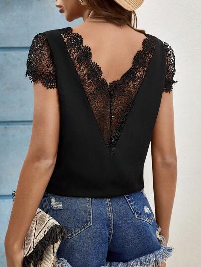 SHEIN Frenchy Blusa de mujer de unicolor con parches de encaje en escote en V, blusa de verano, blusa de color negro sólido con encaje, espalda con parches de encaje, blusa sin espalda, blusa de verano para mujer, blusa para invitada de boda, hecha de material cómodo