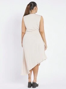 SHEIN Essnce 女士加大码圆领无袖连衣裙，下摆不对称，侧褶镂空设计，休闲舒适，时尚 - 米色 - 查看 2