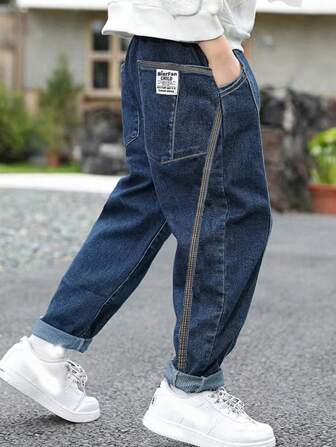 男大童字母拼貼斜口袋直筒牛仔褲