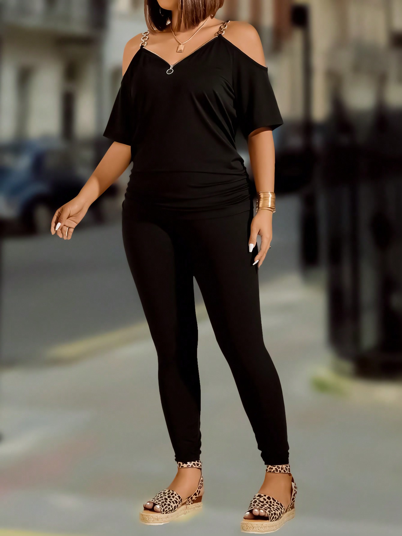 EMERY ROSE طقم من القطعتين: ملابس علوية كتف مكشوفة...