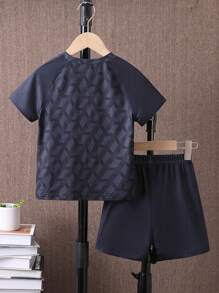 SHEIN Conjunto De Camisa Com Mangas Raglan Listrada Com Estampa De Futebol E Shorts Para Menino Jovem