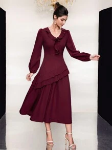 Modelyn V領挂肩袖連體裙,襯邊荷葉邊設計