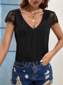 SHEIN Frenchy 女式纯色蕾丝拼布 V 领衬衫，夏季衬衫，黑色纯色蕾丝上衣，拼布蕾丝后背，露背衬衫，夏季女式衬衫，婚礼季节宾客衬衫，采用舒适材料制成 - 黑色 - 查看 4