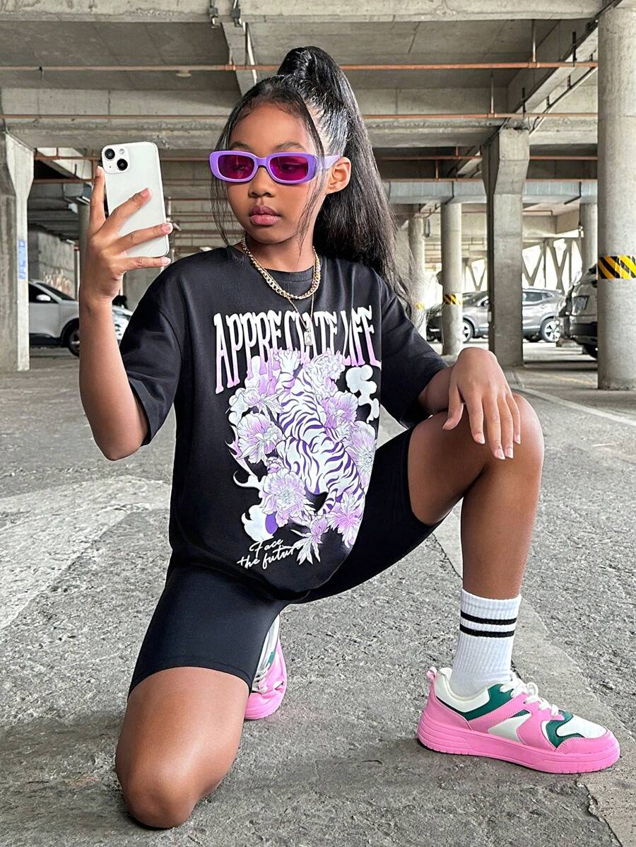 SHEIN 少女時尚街頭風針織純色字母花印T恤和短褲套裝 - 黑色 - 查看 1