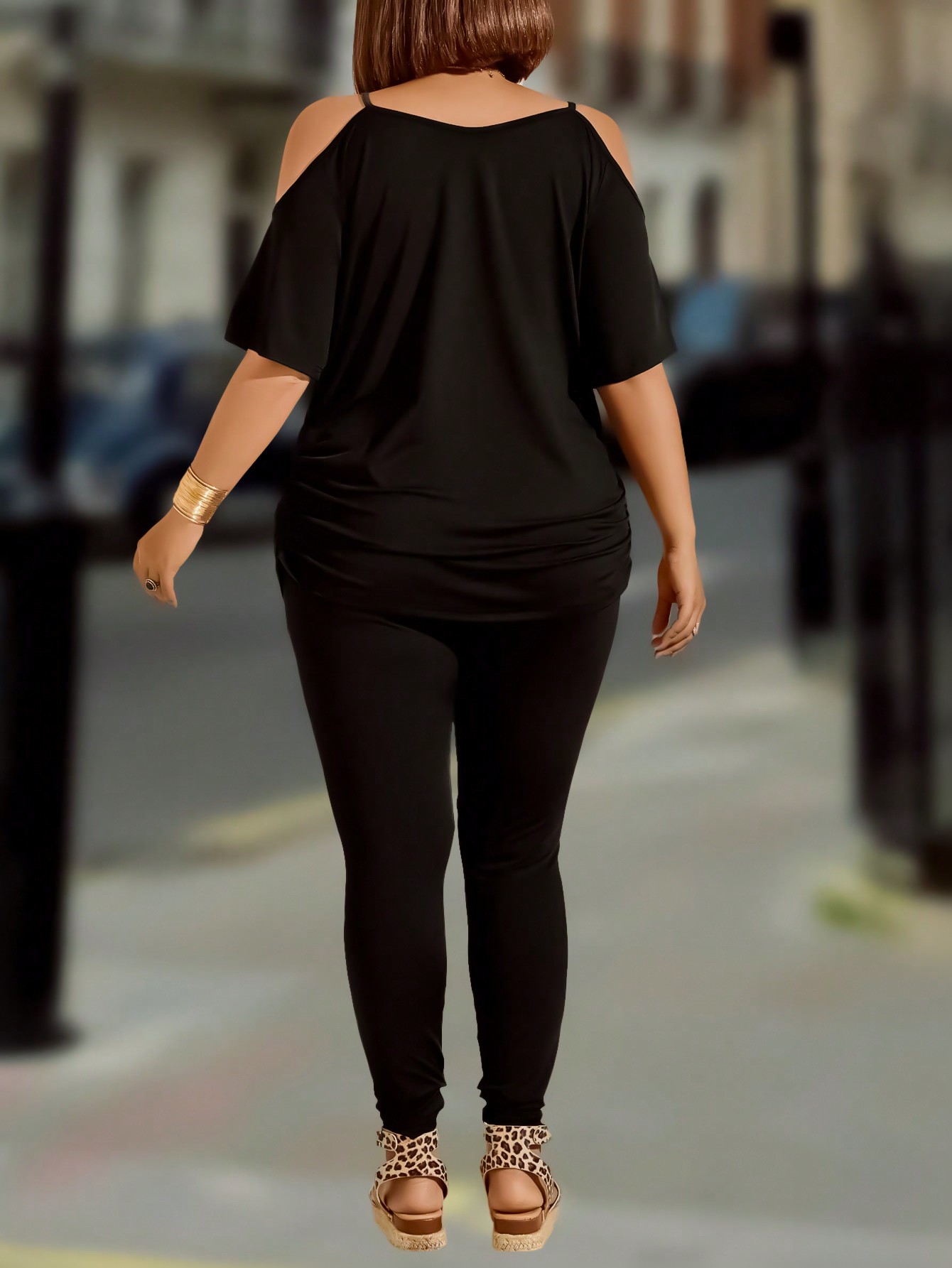 EMERY ROSE طقم من القطعتين: ملابس علوية كتف مكشوفة...