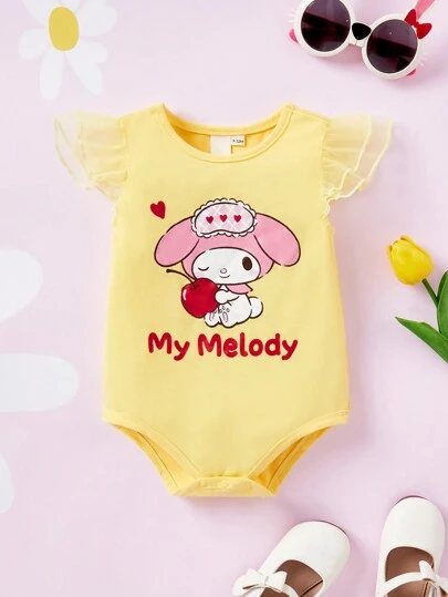 HELLO KITTY AND FRIENDS | SHEIN 嬰幼兒女寶寶漫畫字母圖形荷葉邊袖連身衣