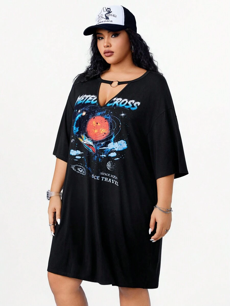 SHEIN Coolane 女裝大尺碼寬鬆版深v鑲空領航天與宇宙圖案落肩連衣裙 - 黑色 - 查看 1