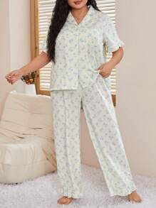 Set De Pijama De Talla Grande Con Estampado Floral Con Camisa De Manga Acampanada Y Pantalones Con Bolsillo Frontal