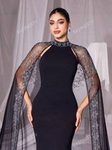 Faeriesty Vestido de noche de sirena de cuello alto elegante de Faeriesty con capa de malla adornada desmontable - Perfecto para galas de etiqueta negra, eventos de alfombra roja, bodas formales, cenas de gala y funciones benéficas opulentas