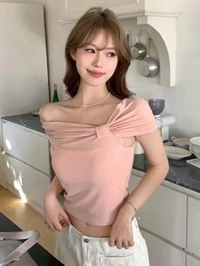 DAZY Áo thun nữ có đường viền cổ bất đối xứng màu trơn - Hồng - Xem 5